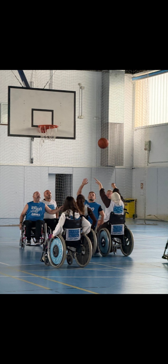 Actividad de baloncesto inclusivo en las instalaciones adaptadas del albergue