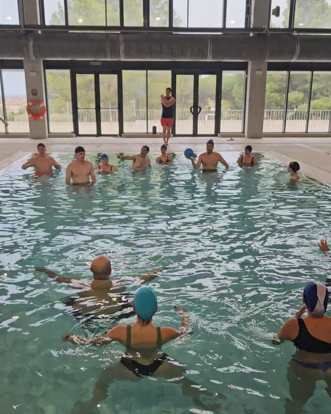 Actividad grupal en piscina durante un intercambio juvenil