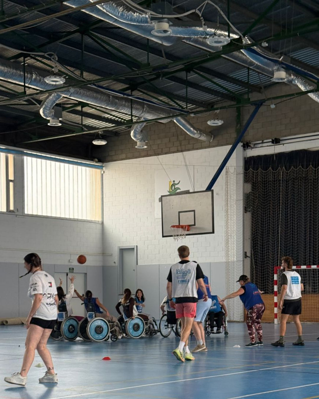 Actividad deportiva inclusiva durante un proyecto juvenil